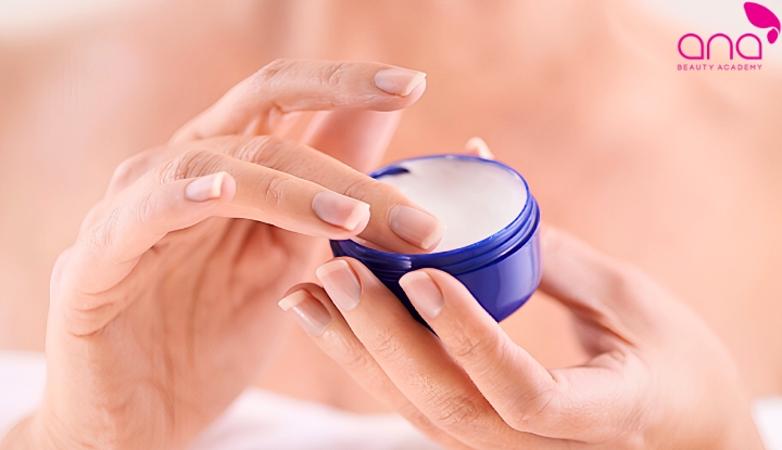 Dùng sản phẩm dưỡng móng phù hợp