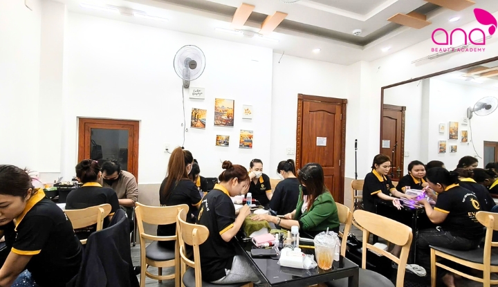 Đào tạo nail theo hình thức cầm tay chỉ việc (Nguồn: Internet)